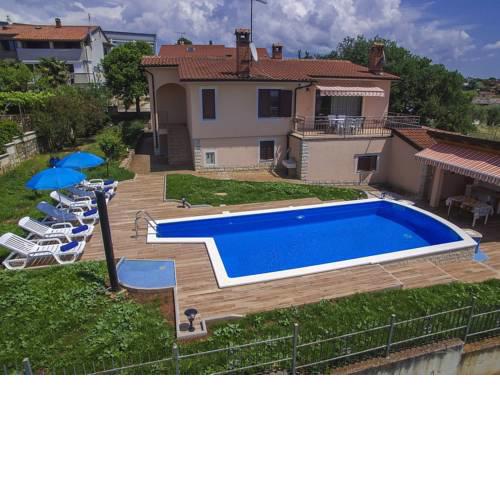 Cozy Holiday Home in Kastelir with Swimming Pool