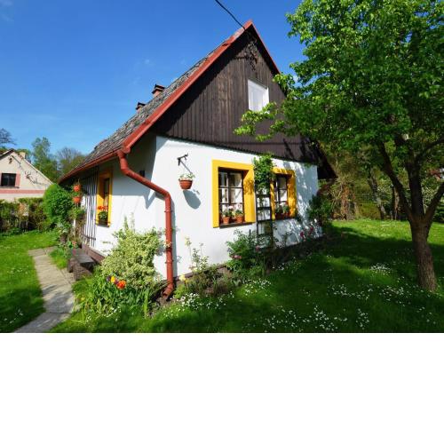 Cozy Holiday Home in Kne ice with Large Garden