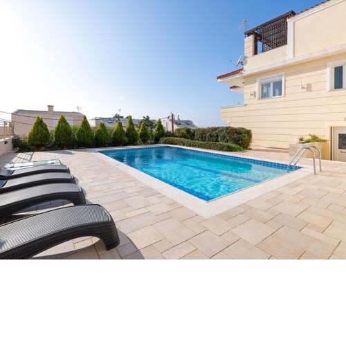 Cozy Holiday Home in Saronida Attikis with Swimming Pool