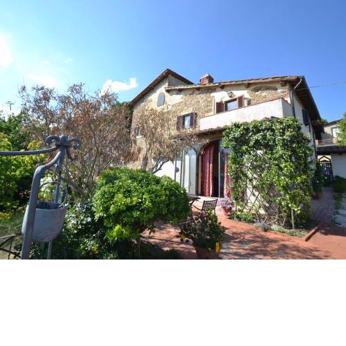 Cozy Holiday Home in Tavarnelle Val di Pesa with Shared Pool