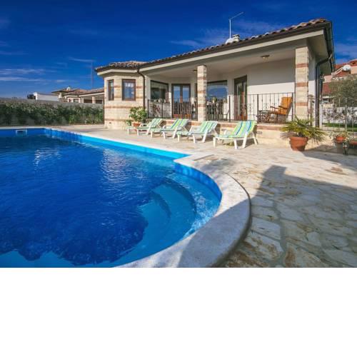 Cozy Home with Swimming Pool and Jacuzzi in Buje