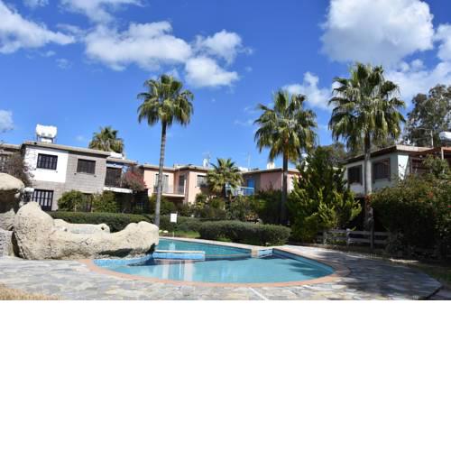 Cozy House with Swimming Pool and 100m to Sea!