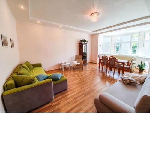 Cozy nice flat 8 minutes by metro to the center