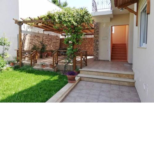 Cozy & Private studio with a rose garden