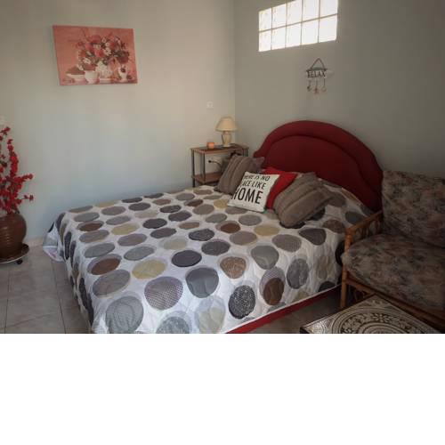 Cozy Retreat in the Heart of Alimos