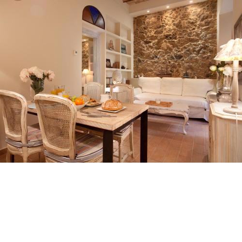 Cozy, Romantic Luxury in Trendy Gracia
