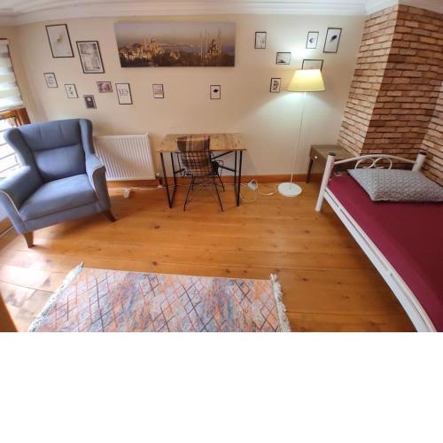 Cozy Room l Central Location l Wooden Mansion