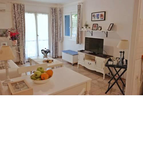 Cozy Sunny Apartment by the sea