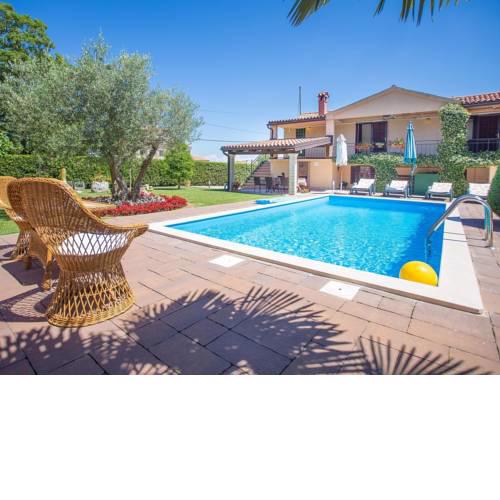 Cozy Villa with Swimming Pool near Sea in Tar