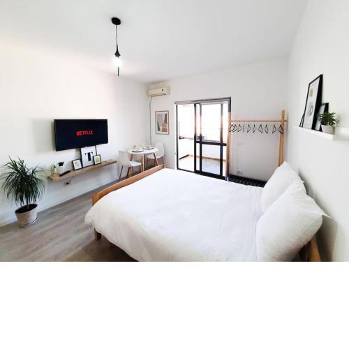 Cozy White Studio near New Bazaar / City Center