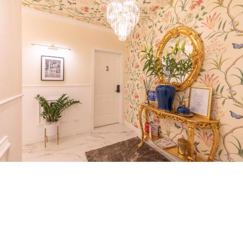 CRYS: Rooms, Holiday, Business