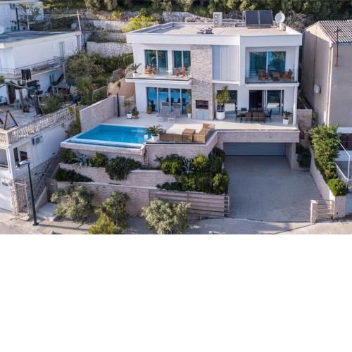 ctdv288- Luxurious villa with pool, 8+2, directly on the sea
