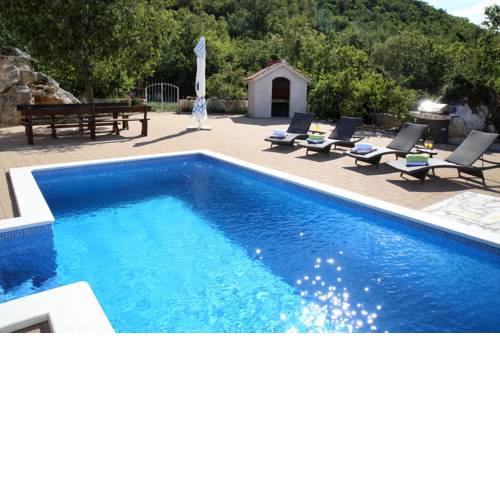 ctse204/1 - House with shared swimming pool