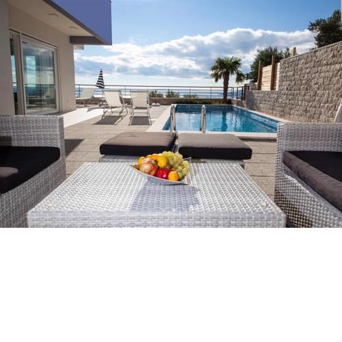 ctvb111/New and modern semi-detached house with private pool