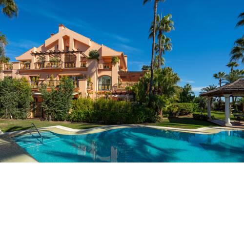 Cubo's Luxury Beach Front Duplex Puerto Banús