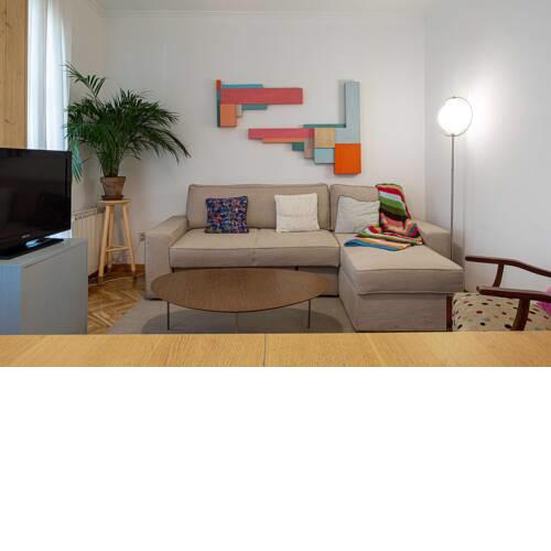 Cute 1 Bed flat with balcony, 2mins to Metro