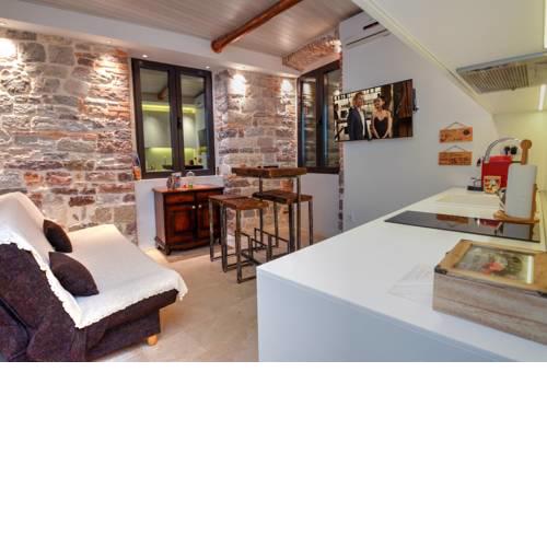 Cute and Nice Old Town Apartment