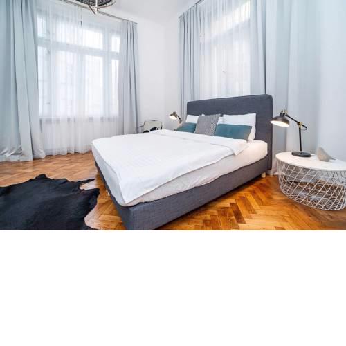 Cute Designer apartment close to the Train Station