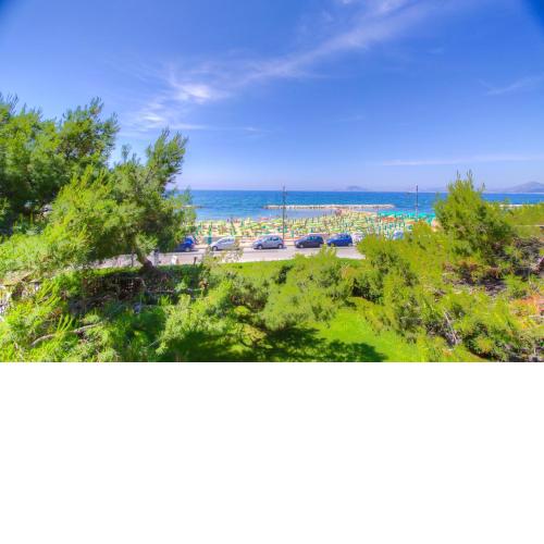 Dante Beachfront Apartments with Tennis, Garden and Seaview