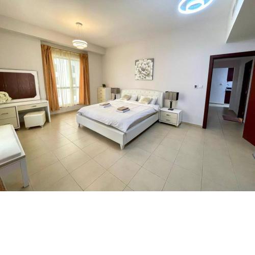 Dar Vacation-Spacious & High Floor 2BR Apt in JBR