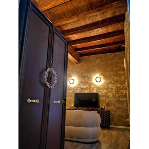 DeChiari21 Boutique Home