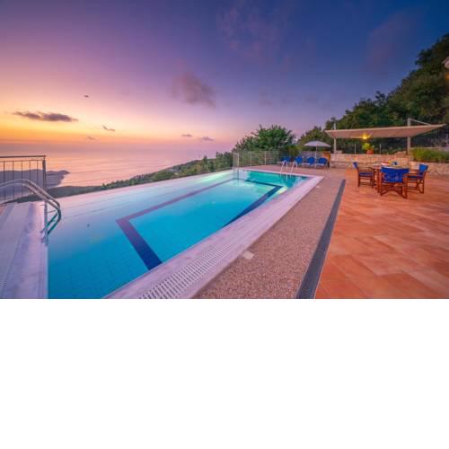 Defaranata Villa Sleeps 6 with Pool and Air Con