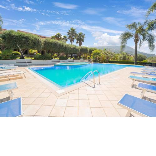 Delightful apartment in Ricadi with shared pool