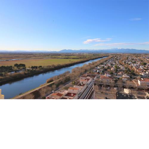 Delta Muga, Piso muy cerca de la playa