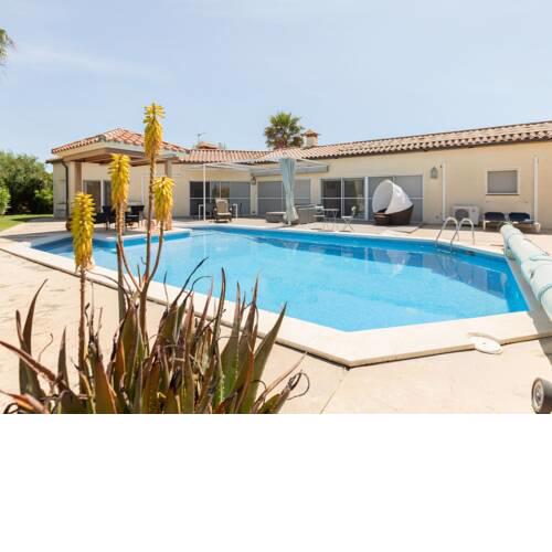 Delux Villa in Vilacolum with Swimming Pool