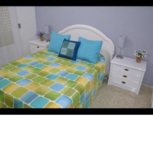 Deluxe 3 bedroom Apartment, Balcony, 15 minutes walk to city and beach sys2