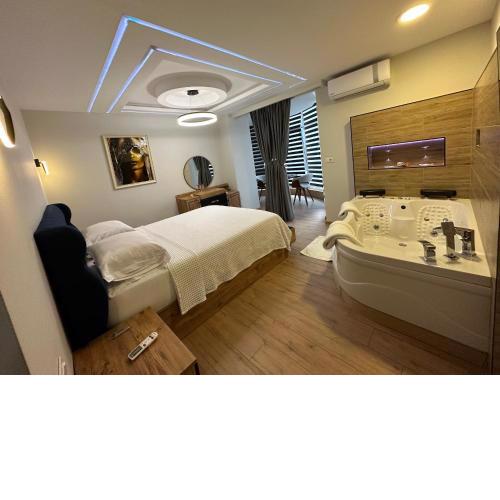 Deluxe Apartment In City Center
