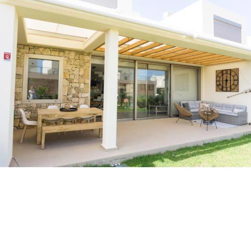 Deluxe Beach House: Sea, Pool & Relax