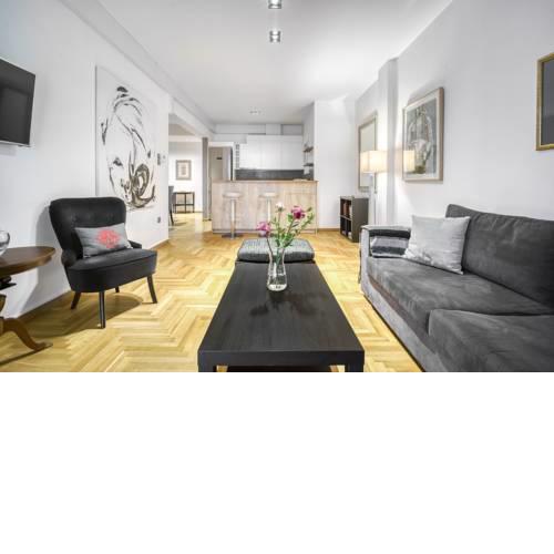 Deluxe Charming Two Bedroom Apartment in Hip Central Location