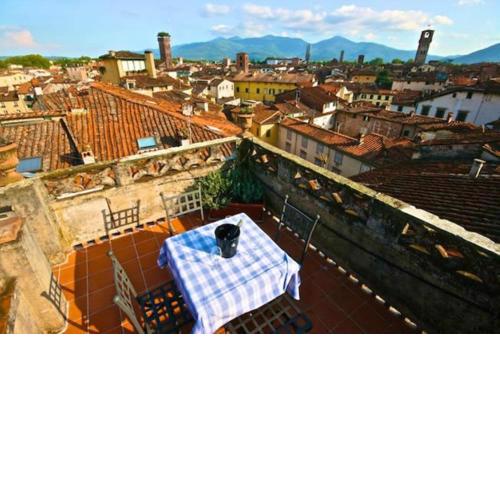 Deluxe Lucca Historic Center Apartment