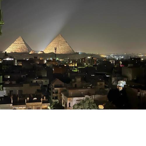 Deluxe Pyramids View Apartment