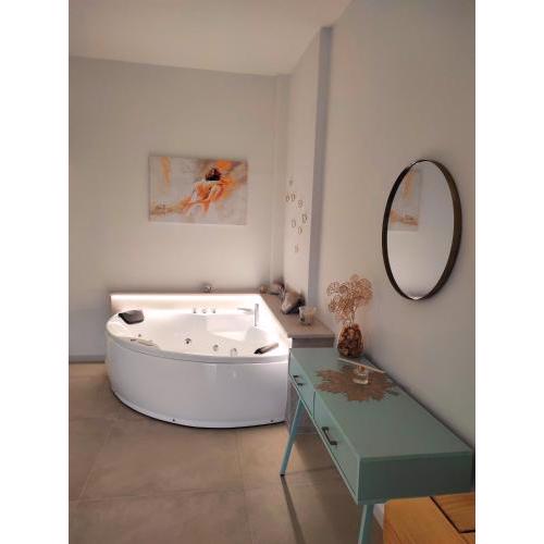 Deluxe Romantic Suite