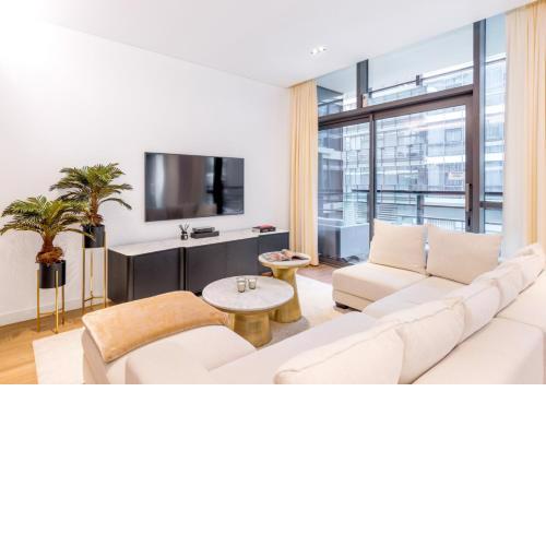 Deluxe & roomy 2 + 1 BR apt in City Walk, Dubai