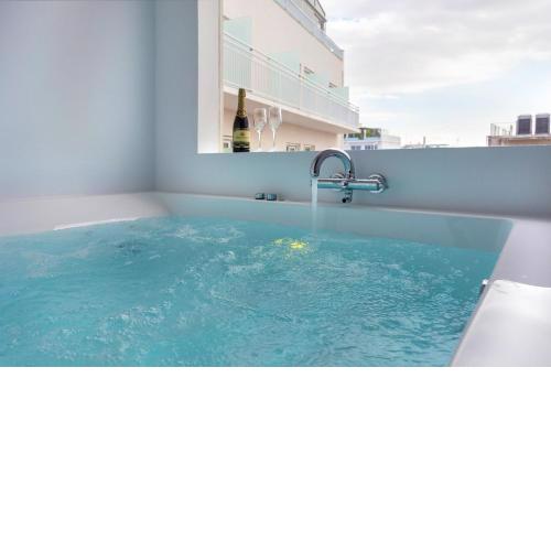 Dema's Luxury Suites (E8)