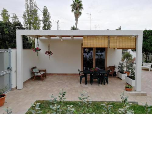 Dépendance con giardino fronte mare