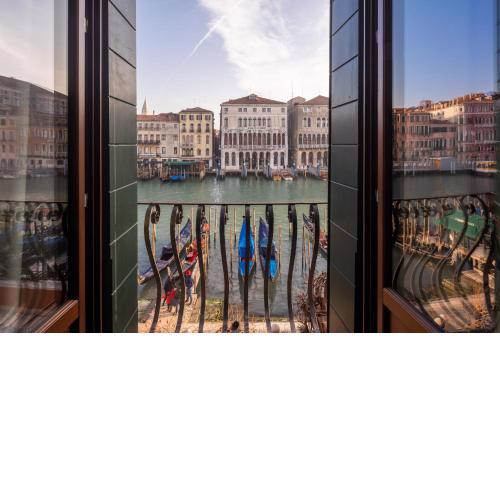 Design Apartment with Balcony on the Grand Canal