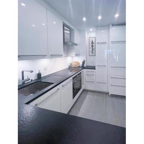Designer Küche - Südbalkon - TG-Stellplatz - WLAN