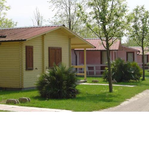 Detached bungalow, surrounded by pine trees just a few 100m from the beach