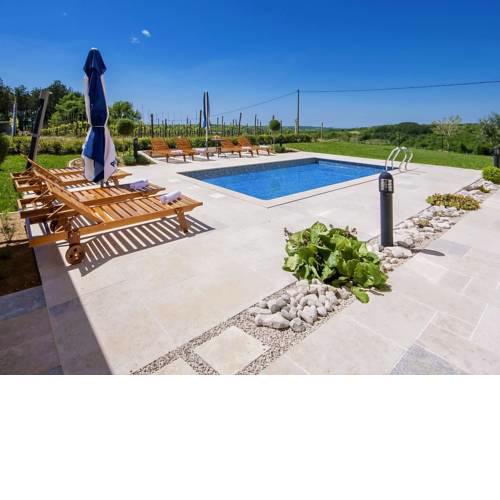 Detached Holiday Home in Motovun with Swimming Pool