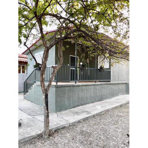 Detached renovated cottage with a garden 3 min walk from the beach