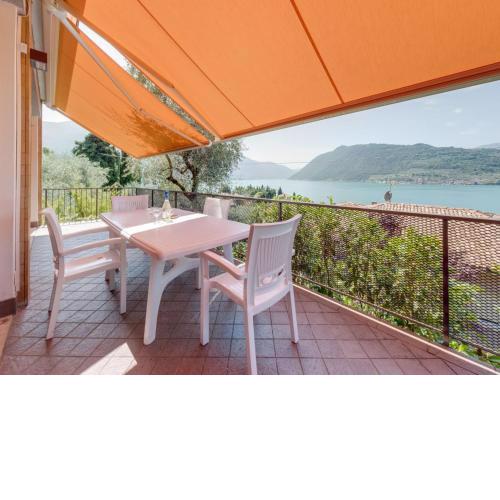 Detached villa with garden a short distance from the lake