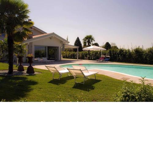 Detached Villa with pool in Veneto