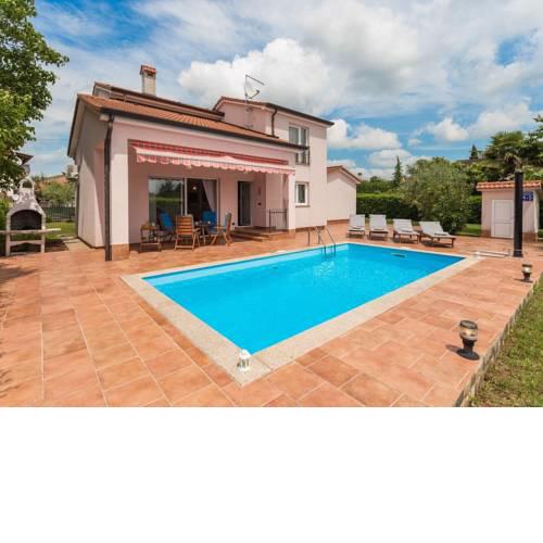 Detached villa with private swimming pool for 5 people, 7 km from Porec and the beach