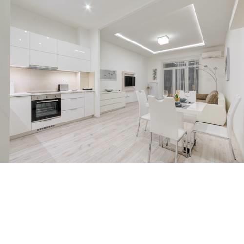 d.Five Király Street Superior Apartment with City View