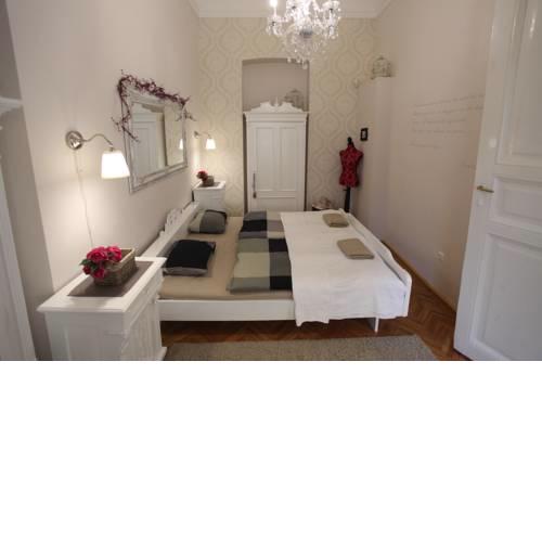 d.Five Vintage Apartment at Basilica
