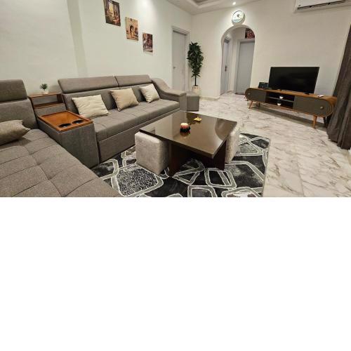 DHB STAYS Family-Friendly 2BR in City Center 81